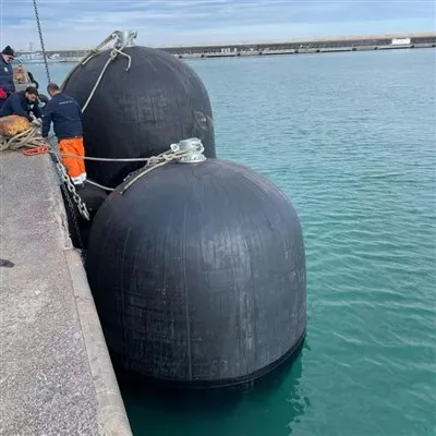 Naval semi-dränkbar pneumatisk fender